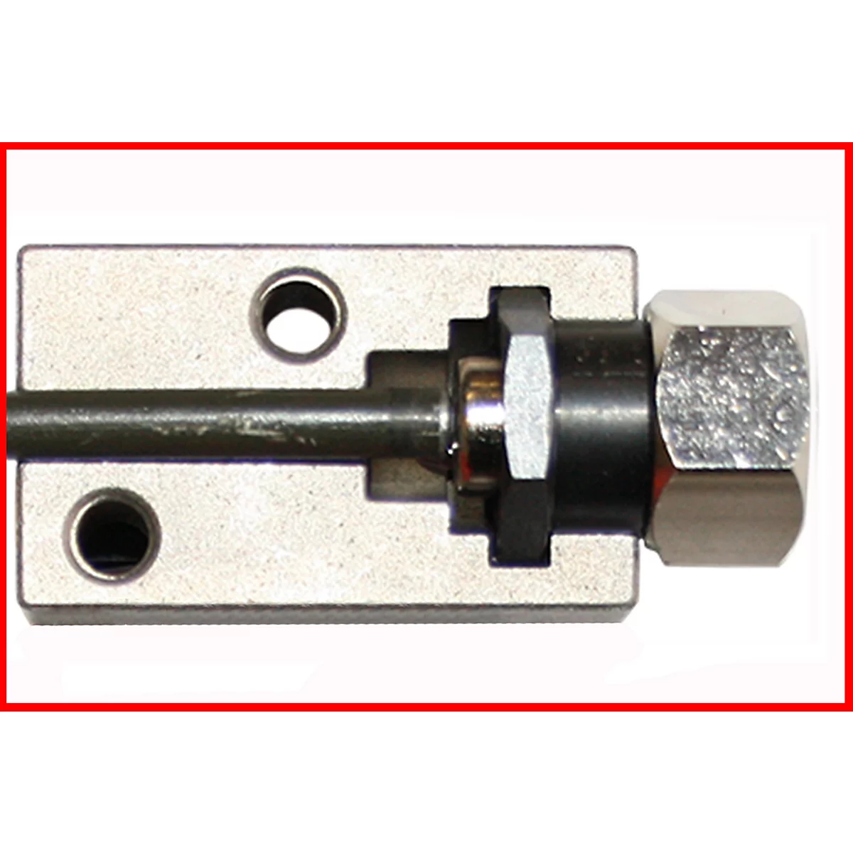 Nahaufnahme einer Metallkonstruktion, bestehend aus einer Platte mit zwei Löchern, einer Stange, Muttern und Schrauben.